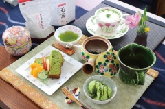 抹茶バウンドケーキと抹茶アイス付きのお茶めセット。