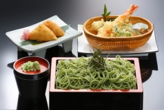 定食の他うどんやそばのセット等充実のランチメニュー。